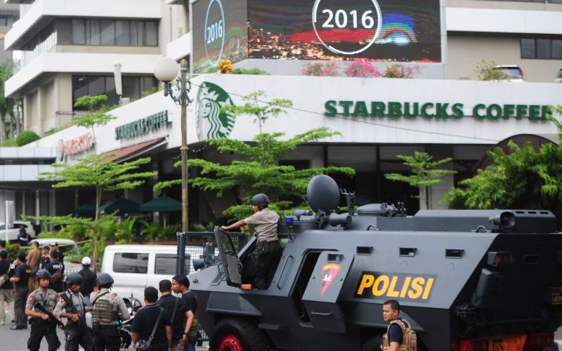 Sejumlah petugas kepolisian berjaga di sekitar lokasi ledakan diduga bom yang meledak di Starbucks Coffe Sarinah, Jakarta, Kamis (14/1). Petugas berhasil membekuk pelaku penyerangan dan peledakan di kawasan Sarinah yang berjumlah tujuh orang, sebanyak empat pelaku berhasil dilumpuhkan sedangkan tiga pelaku ditembak mati oleh petugas. ANTARA FOTO/Wahyu Putro A/foc/16.