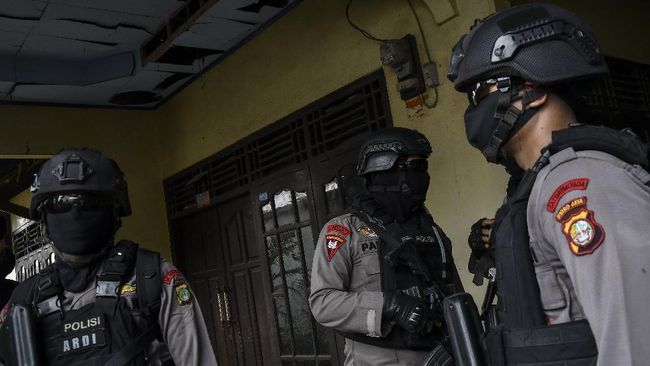 Densus 88 Polri dikabarkan menangkap Ketua Umum Partai Dakwah Rakyat Indonesia (PDRI) Farid Okbah di rumahnya di kawasan Bekasi, Jawa Barat, Selasa (16/11) pagi.