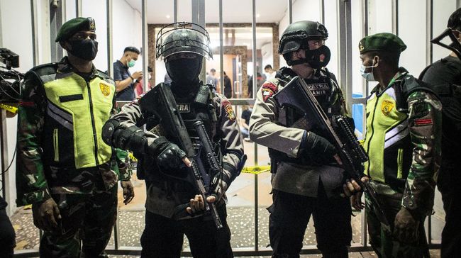 Densus 88 Polri menangkap seorang terduga teroris yang juga pengurus bagian Komisi Fatwa Majelis Ulama Indonesia di Bekasi.