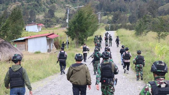 Kelompok Kriminal Bersenjata (KKB) diklaim menembaki kantor Polsek Sugapa, Kabupaten Intan Kaya, Papua pada Kamis (19/11).