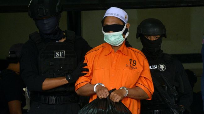 Densus 88 bersama Satbrimob Polda Kalteng menangkap satu terduga teroris di sebuah hotel di Palangka Raya, Kalimantan Tengah.