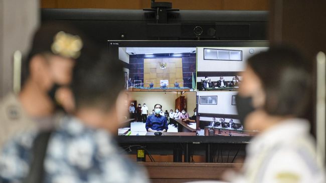 Majelis hakim PN Jaktim menunda pembacaan dakwaan dalam sidang Munarman, karena dari pihak terdakwa dan pengacaranya keberatan dihadirkan secara daring.