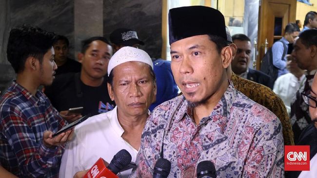 Hakim PN Jaktim menegaskan sidang dengan agenda putusan sela Munarman akan dilanjutkan Januari 2022. JPU singgung pembunuhan laskar FPI.