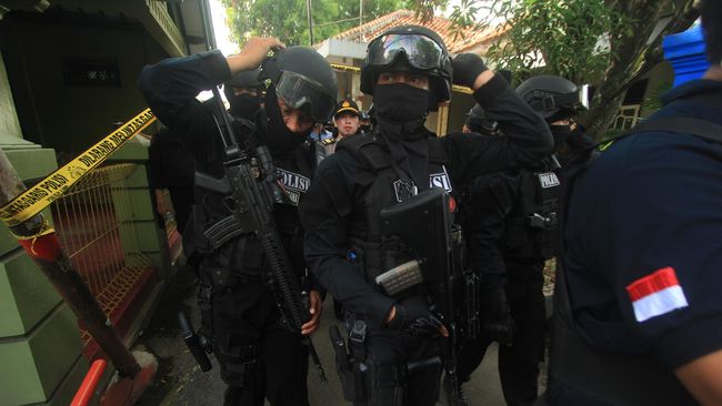 Kapolri Jenderal Listyo Sigit Prabowo merotasi puluhan perwira menengah (pamen) yang bertugas di Densus 88 Antiteror Polri pada akhir 2021 ini.