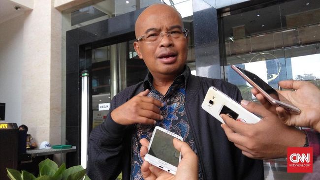 Wakil Ketua Komisi III DPR Desmon J Mahesa menyebut Munarman tak layak dituduh terlibat aksi terosisme jika hanya terkait dengan salah satu jaringan.