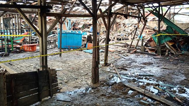 Ledakan keras di Sibolga melukai tiga warga. Bangunan gudang luluh lantak dan warga sekitar lari berhamburan saat ledakan keras itu terjadi.