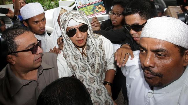 Pengacara Bahar bin Smith, Azis Yanuar meminta polisi mengusut teror pengiriman kepala anjing ke pondok pesantren kliennya karena itu merupakan upaya teror.