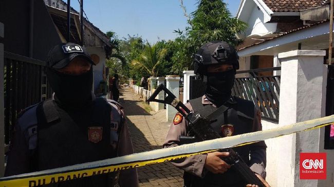 Densus 88 menggerebek sebuah rumah yang dihuni penjual roti bakar di Bantul, Yogyakarta. Salah satu penghuninya diduga anggota teroris.