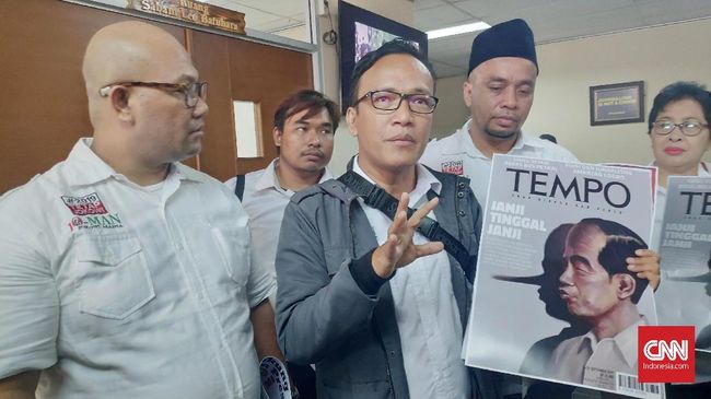Ketua Jokowi Mania Immanuel Ebenezer mengaku bersahabat dengan Eks Sekjen FPI Munarman. Ia jadi saksi meringankan terkait kasus terorisme.
