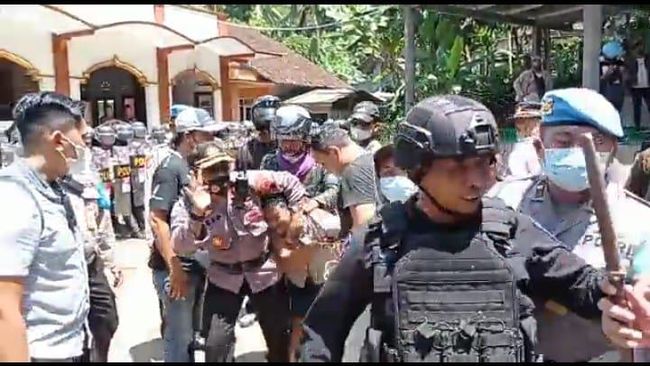 Busyro Muhammadiyah mendesak kepolisian untuk menghentikan penangkapan warga, tim kuasa hukum dan aktivis di Desa Wadas.