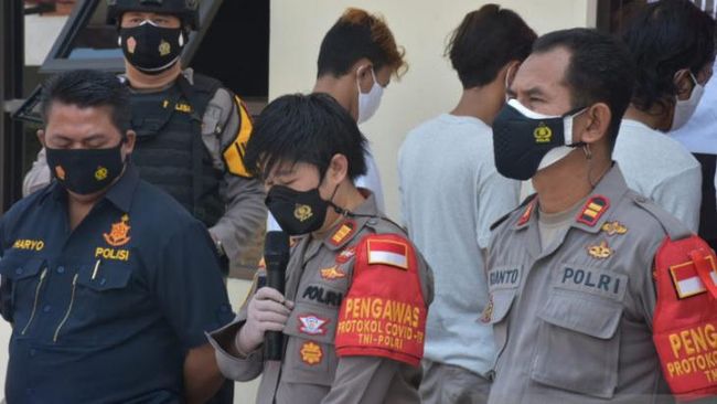 Kasus begal Bekasi yang menyeret seorang guru ngaji berujung janggal. Sejumlah saksi dan rekaman CCTV memperkuat alibi. Namun polisi klaim sudah sesuai aturan.