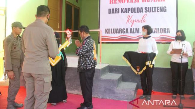 Kapolda Sulteng Irjen Pol Rudy Sufahriadi memberikan kunci rumah, simbol bantuan renovasi, kepada keluarga mendiang Pemimpin MIT Ali Kalora.
