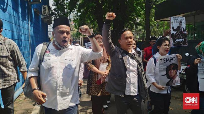 Ketua Umum Relawan Jokowi Mania (Joman) akan menempuh langkah hukum terhadap beberapa orang yang menghina dirinya.