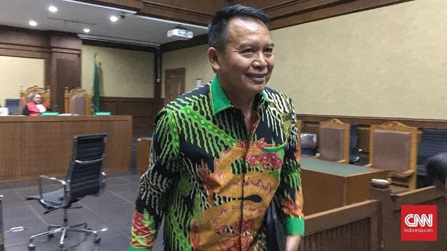 Anggota Komisi I DPR dari fraksi PDIP TB Hasanuddin membela Jokowi agar percakapan di WhatsApp grup TNI-Polri perlu diawasi.