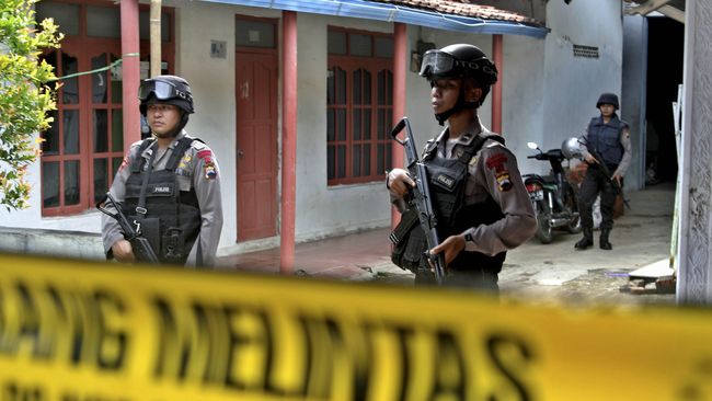 Dokter Sunardi ditembak mati Densus 88/AT Polri lantaran mencoba kabur dengan mobilnya hingga menabrak kendaraan lain.