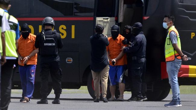 Mabes Polri menyebut lima tersangka terorisme yang ditangkap karena menyebarkan propaganda lewat media sosial terkait langsung dengan kelompok ISIS.