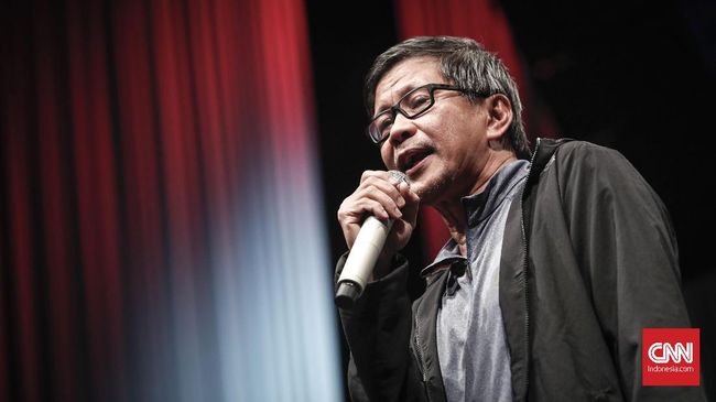 Akademisi Rocky Gerung menyatakan tindakan Presiden Jokowi mengintip Grup WhatsApp ibu-ibu di kalangan TNI merupakan perilaku yang tak patut dan tidak sopan.