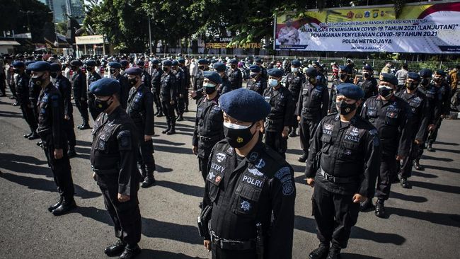 Presiden Joko Widodo mengingatkan agar istri-istri anggota TNI-Polri tidak asal mengundang penceramah agama atas nama demokrasi.
