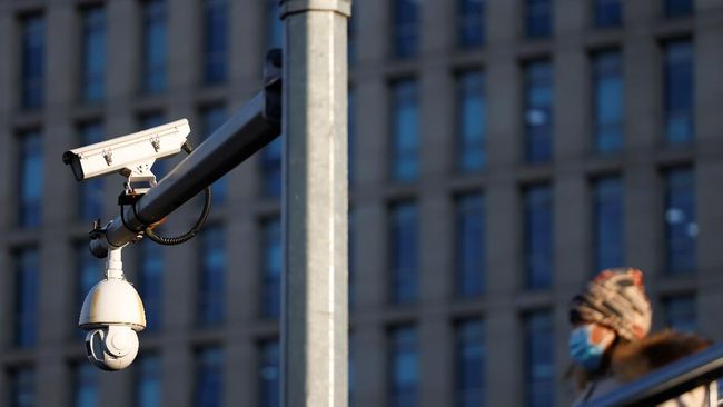 Saat rekaman CCTV itu ditampilkan, Komisioner Komnas HAM Choirul Anam menjelaskan secara runtut mengenai kronologi penembakan dr Sunardi oleh Densus 88.