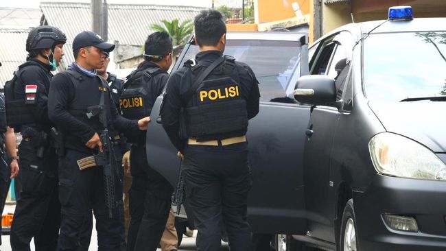 Tim Densus 88 Polri menangkap lima tersangka terorisme di Tangsel, Banten, Minggu (3/4). Mereka merupakan anggota Negara Islam Indonesia (NII).