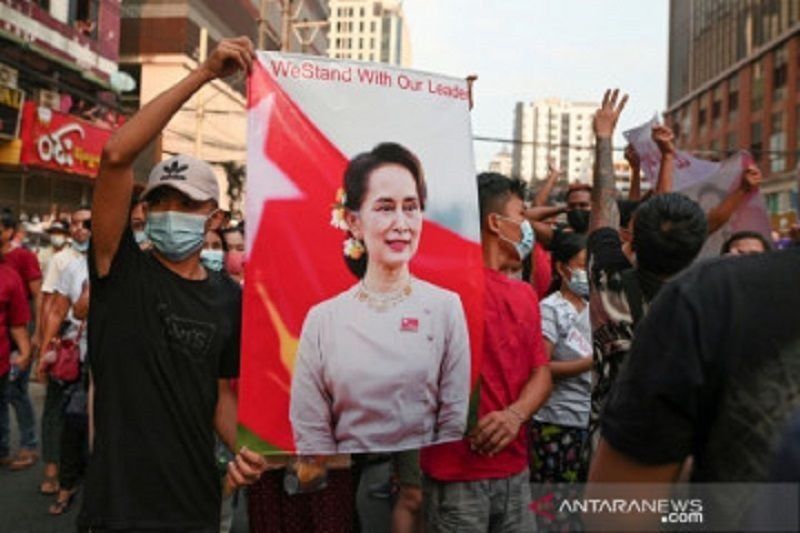 Dinyatakan bersalah karena korupsi,  Suu Kyi diganjar 5 tahun penjara