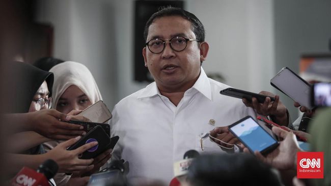 Sejumlah pendiri bangsa seperti Bung Hatta, Syahrir, hingga Tan Malaka berasal dari tanah Minang. Fadli Zon tak percaya klaim Densus 88 soal geliat NII Sumbar.