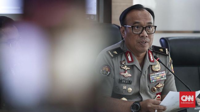 Polisi menembak mati satu buronan kasus terorisme jaringan Mujahidin Indonesia Timur (MIT) Poso bernama Askar alias Jaid alias Pak Guru.