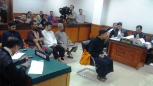 Ustadz Afif (depan) saat bersaksi di PN Jakarta Barat