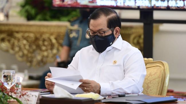 Sejumlah menteri Kabinet Indonesia Maju menghadiri pernikahan Ketua Mahkamah Konstitusi (MK) Anwar Usman dengan adik Presiden Joko Widodo, Idayati.