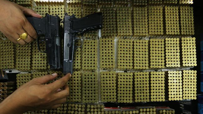 Kepolisian masih melakukan penyelidikan lebih lanjut terkait dengan kepentingan penyelundupan senjata ilegal tersebut.