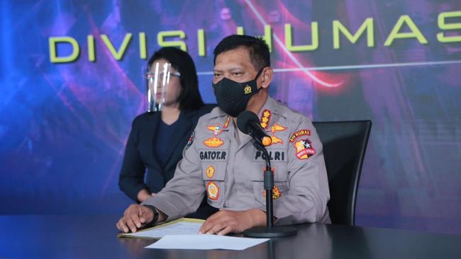Tersangka teroris di Poso menyerahkan diri karena sebagian besar kelompoknya sudah ditangkap aparat.