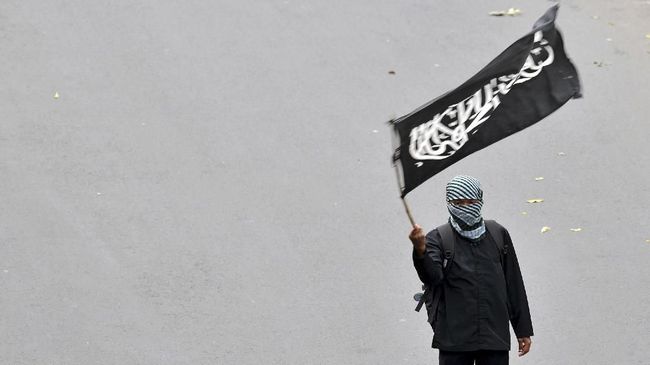 Pendiri Khilafatul Muslimin Abdul Qadir Baraja tercatat terlibat dalam sejumlah aksi teror pada 1980-an. Ia merupakan rekan Abu Bakar Ba