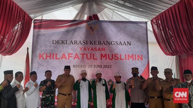 Puluhan jemaah Yayasan Khilafatul Muslimin Bekasi Raya mendeklarasikan diri mengakui NKRI dan bertekad mengelola pesantren yang menolak radikalisme.