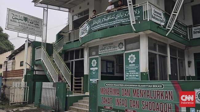 Pengurus Khilafatul Muslimin Bekasi Raya menghentikan aktivitas di pondok pesantrennya setelah gaduh konvoi khilafah.