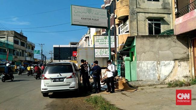 Pemimpin Khilafatul Muslimin Abdul Qadir Hasan Baraja ditangkap usai salat subuh di Lampung. Polisi masih mendalami keterlibatan pihak lain.