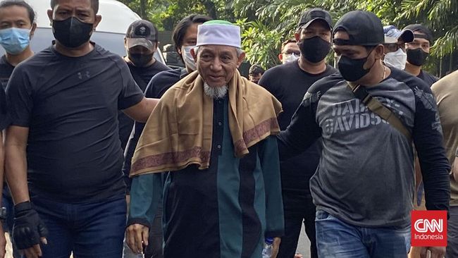 Petinggi Khilafatul Muslimin, Abdul Qadir Baraja tiba di Polda Metro Jaya, Jakarta Selatan, setelah ditangkap polisi di Lampung.