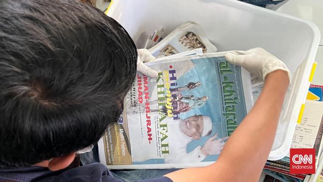 Penyidik Ditreskrimum Polda Metro Jaya menangkap dua orang terkait Khilafatul Muslimin di Medan, Sumatera Utara, dan Bekasi, Jawa Barat pada Sabtu lalu.