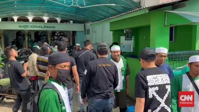 Kepolisian menangkap lima orang anggota Khilafatul Muslimin di kantor pusat organisasi masyarakat tersebut di Lampung pada Sabtu (11/6).