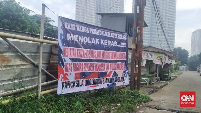 Ponpes Khilafatul Muslimin di Bekasi, Jawa Barat menghentikan aktivitas dan memulangkan para santrinya usai ditolak warga sekitar.