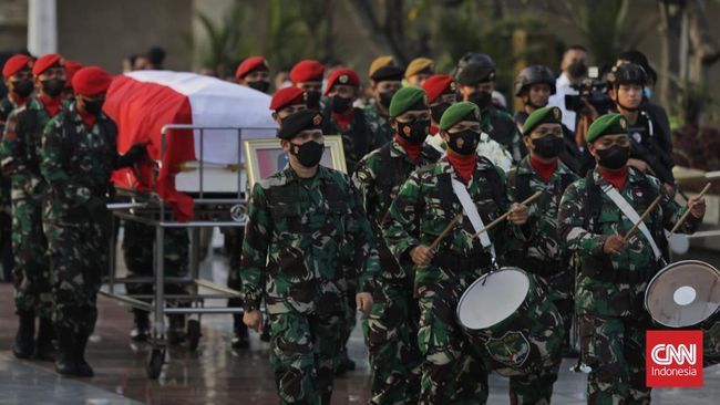 Mensesneg Pratikno memimpin upacara pemakaman Menpan-RB Tjahjo Kumolo di Taman Makam Pahlawan (TMP) Kalibata, Jakarta Selatan, Jumat (1/7).