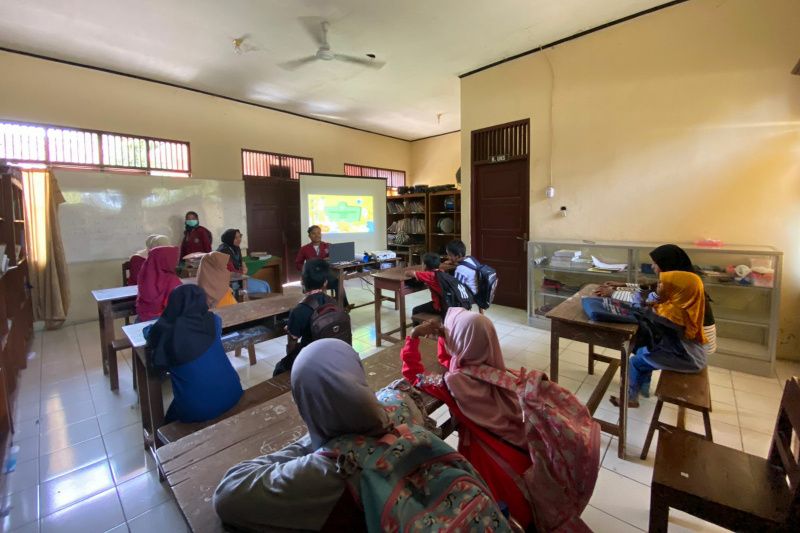 Mahasiswa Unisri tanamkan pendidikan karakter sejak dini