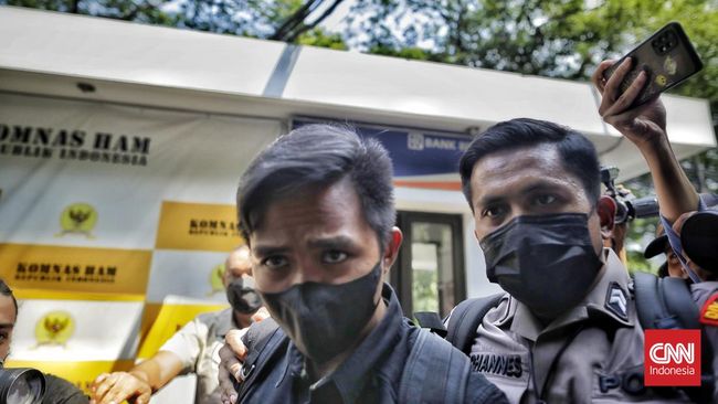 Justice collaborator merupakan pelaku pidana yang kerja sama dengan aparat hukum. Ada keuntungan bagi pelaku yang ditetapkan sebagai JC.