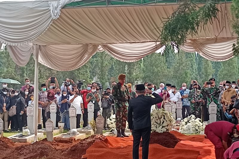 Menko PMK pimpin upacara pemakaman Azyumardi Azra