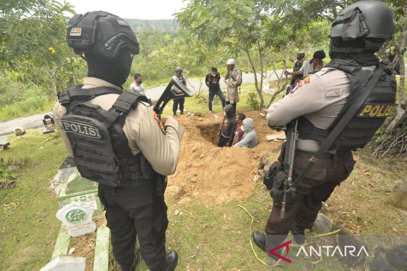 Polda Sulteng makamkan jenazah Askar anggota kelompok MIT di Palu