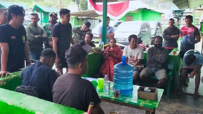 Pelaku pengadangan yang membawa senjata api merampas barang-barang elektronik milik korban sebelum melepasnya.