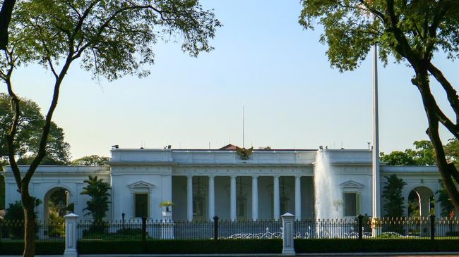 Detasemen Khusus 88 (Densus 88) Antiteror Polri tengah mendalami keterangan seorang perempuan bersenjata api yang coba menerobos Istana Kepresidenan Jakarta.