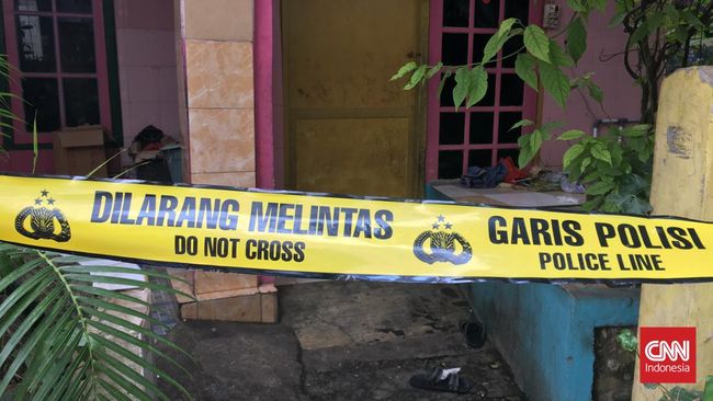 Polisi menyita barang bukti berupa senjata api (senpi) hingga beberapa buku terkait kasus tangan Siti Elina, perempuan penerobos Istana.