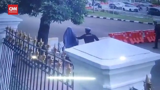 Siti Elina disebut sempat mendapat mimpi atau wangsit sebelum melakukan aksinya yang berupaya menerobos Istana Negara, Selasa (25/10).