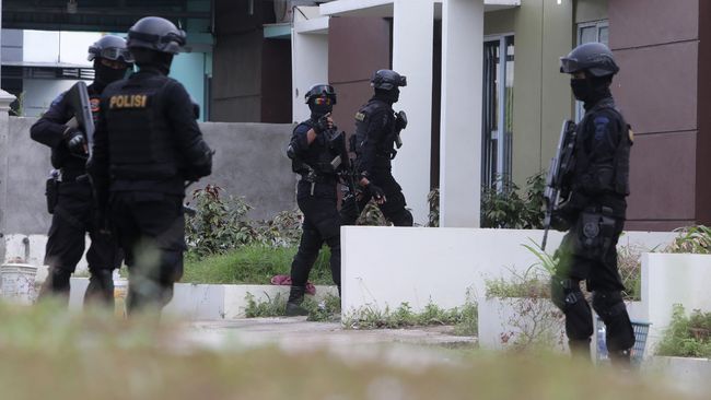 Densus disebut menangkap satu orang dalam penggeledahan di gudang Margomulyo Permai, Tandes, Surabaya, Jawa Timur.