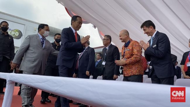 Presiden Jokowi dan Menhan Prabowo hadir di Indodefence Expo hari ini. Jet tempur Rafale mengudara di hadapan keduanya.